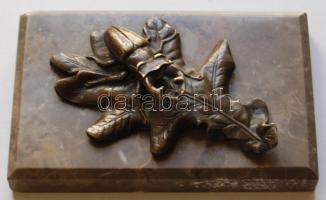 Levélen napozó szarvasbogár bronzból, márványlapon (10 x 15cm)