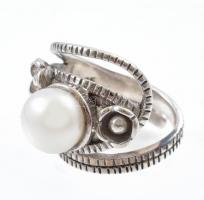 Ezüst(Ag) virágos gyűrű gyöngy díszítéssel, jelzett, méret: 50, bruttó: 11,1 g
