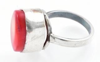 Ezüst(Ag) gyűrű korallal, jelzett, méret: 53, bruttó: 8,2 g