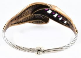 Ezüst(Ag) karperec, kövekkel gazdagon kirakva, szintetikus rubinnal, jelzett, bruttó: 26 g