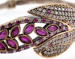 Ezüst(Ag) karperec, kövekkel gazdagon kirakva, szintetikus rubinnal, jelzett, bruttó: 26 g