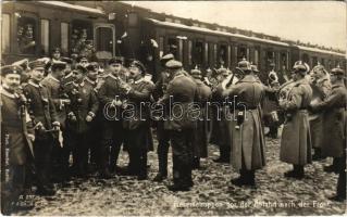 Reservetruppen vor der Abfahrt nach der Front / WWI German military, reserve troops before leaving for the front, military band, train. Phot. Haeckel (EK)