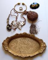 Kis vegyes réz és bizsu tétel: gyűrű, karperec, függő, réztál