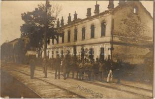 Rozwadów, osztrák-magyar katonák a romos vasútállomáson / WWI Austro-Hungarian K.u.K. military, soldiers at the railway station of Rozwadów. photo (EK)