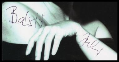 Básti Juli (1957-) színművésznő aláírása az őt ábrázoló fotón