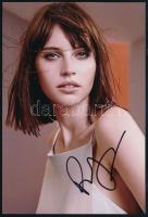 Felicity Jones (1983-) színésznő aláírása az őt ábrázoló képen