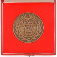 1986. Vasas 75 - 1911-1986 egyoldalas bronz emlékérem eredeti tokban (70mm) T:1