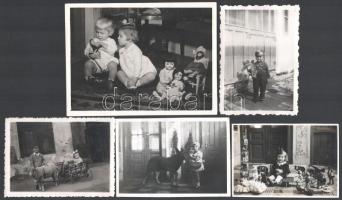 cca 1930-1940 Gyerekek játékokkal, 5 db fotó, 5,5×8 és 8,5×11,5 cm közötti méretekben