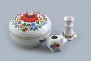 Kalocsai porcelánok, 3 db: mini váza, bonbonier (d: 12 cm), malac, kézzel festett, jelzett, kis kopásnyomokkal