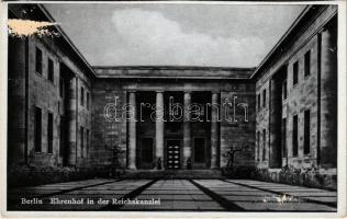 Berlin, Ehrenhof in der Reichskanzlei / Reich Chancellery, guards. NSDAP German Nazi Party propaganda (vágott / cut)