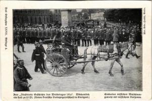 Erobertes Russisches Maschinengewehr mit russischem Vorspann. Kriegspostkarte des Kränzchen / WWI German military parade, captured Russian machine gun (vágott / cut)