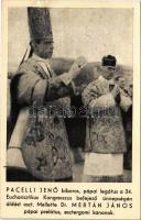 1939 Pacelli Jenő bíboros, pápai legátus a 34. Eucharisztikus Kongresszus befejező ünnepségén áldás oszt. Mellette Dr. Mertán János pápai prelátus, esztergomi kanonok