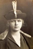 cca 1910-1920 4 db régi műtermi fotó kartonra kasírozva, vegyes állapotban, 18,5x11 cm és 23,5x17,5 ...