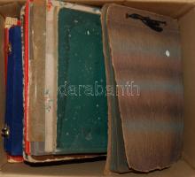 8db rossz állapotban lévő nagyméretű fotóalbum és 1 zacskónyi lim-lom