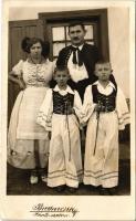 Magyar család népviseletben / Hungarian folklore, family in traditional costumes. Brahacsek photo (EK)