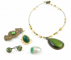 Zöld köves bizsu ékszerek, 5 db (nyaklánc, gyűrű, fülbevalópár, bross)