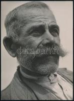 Sugár Kata (1910-1943): Tanyasi ember portréja, (Macskaásh (?) puszta mellől - I. tanyai), hátoldalán feliratozott vintage fotóművészeti alkotás, hullámos, 24x17 cm