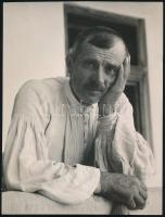 Sugár Kata (1910-1943): Parasztember portréja, vintage fotóművészeti alkotás, hullámos, 24x18 cm