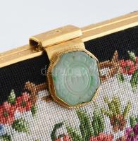 Színházi tűgobelin táska, jáde köves záródással, eredeti dobozában, jó állapotban, 13×17 cm