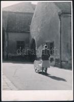 Gruber Ferenc: Sopron, nő babakocsival, hátoldalon feliratozott fotó, 23,5×17 cm