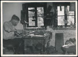 Szöllősy Kálmán (1887-1976): Csizmadia műhely, hátoldalon pecséttel jelzett, feliratozott fotó, sarkán törésnyom, 18×24 cm