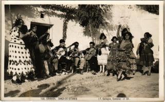Granada, Danza de gitanos / Gypsy folklore in Spain, guitarists, dance