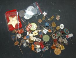 Kis vegyes tétel, benne 61db jelvény, 3db zseton külföldi és magyar + 18db NDK váltópénz T:vegyes