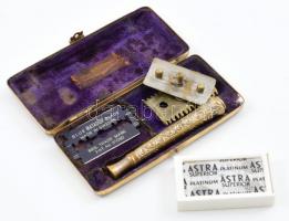 King Gillette Pocket Edition, összecsavarozható borotva, eredeti, gravírozott fém tokjában, XX. sz. eleje, hozzá pengék. Korának megfelelő, kopottas állapotban, tok méret: 10x5x1,5 cm / Vintage Gillette razor in original metal case, with blades