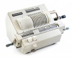 Original-Odhner svéd gyártmányú, vintage mechanikus számológép, fém házzal, 1950 körül. Működik, korának megfelelő kopásnyomokkal, 33x17x13 cm / Vintage Swedish pin-wheel calculator