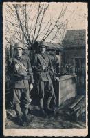 cca 1938-1945 Katonák kút mellett, fotólap, felületén törésnyom, 13,5×8,5 cm