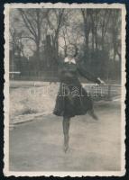 1924 Korcsolyázó hölgy, hátoldalán feliratozott fotó, 8,5x6 cm