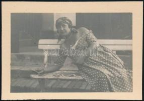 Kártyavető cigány asszony, kartonra ragasztott fotó, 8×12,5 cm