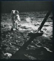 Ember a Holdon, Apollo-11, hátoldalon feliratozott sajtófotó, utólagos előhívás, 14×13 cm