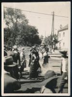 1933 Gödöllő, Jamboree, cserkészek az utcán, hátoldalán feliratozott fotó, 11,5x8,5 cm