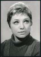 Csűrös Karola színésznő, Keleti Éva felvétele, hátoldalon feliratozott sajtófotó, utólagos előhívás, 18×13 cm