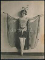 Kankovszky Ervin (1884-1945): Táncosnő, hátoldalon pecséttel jelzett fotó, foltos, 23×17 cm