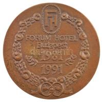 Csontos László (?) (1925-2013) 1991. "10 éves a Forum Hotel" kétoldalas Br emlékplakett (6...