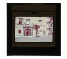 cca 1940 Sopron, Óváros, ház díszes kapuval, 1 db Agfacolor színes diapozitív