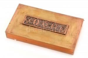 Retró iparművészeti réz doboz, benne vegyes öngyújtókkal. Kopásnyomokkal, 18x10 cm