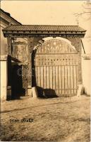 1940 Ditró, Gyergyóditró, Ditrau; Székely kapu (építette Mezey Tamás 1934-ben) / Transylvanian wood carving entry gate. photo