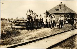 Illye, Csümeg, Csömög, Ciumeghiu (Bihar); kirándulók átszállnak a vasútállomáson / hikers on the railway station. photo (Rb)