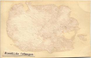 Illye, Csümeg, Csömög, Ciumeghiu (Bihar); kirándulók átszállnak a vasútállomáson / hikers on the rai...