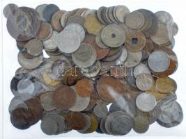 Vegyes külföldi fémpénz tétel ~1kg-os súlyban, 1959-ig, közte több egzotikus darab, Spanyolország ~1930 bélyeges szükségpénz, Kínai Császárság, Finnország 1917. 25p Ag (2x), Románia 1910. 50b Ag, Amerikai Egyesült Államok 1942. 1d Ag Mercury, Oszmán Birodalom ~15. század kisméretű Ag érme (3x) T:vegyes Mixed foreign coin lot (~1kg) before 1959, within many egzotic pcs, Chinese Empire, Spain ~1930 necessity money with stamp, Finland 1917. 25 Penniä Ag (2x), Romania 1910. 50 Bani Ag, USA 1942. 1 Dime Ag Mercury, Ottoman Empire ~15th Century small Ag coin (3x) C:mixed
