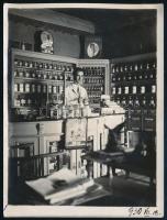 1930 Magyarbánhegyes, patika belső tere, hátoldalon feliratozott fotó, hátoldalon albumba ragasztás nyomaival, 12×9 cm