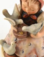 Hummel/Goebel galambot etető lány, kézzel festett fajansz, jelzett, hibátlan, m: 12cm