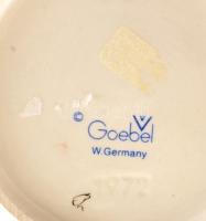 Hummel/Goebel galambot etető lány, kézzel festett fajansz, jelzett, hibátlan, m: 12cm