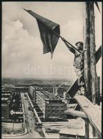 cca 1940-1950 Munkás a város felett, jelzetlen fotó, 18×13 cm