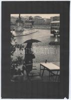 cca 1960 Budapest, Lánchíd, hídfő, jelzetlen fotó, kartonra ragasztva, 23,5×16,5 cm