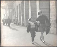 cca 1960 Budapest, élet az utcán, jelzetlen fotó, felületén törésnyomok, 24×29 cm