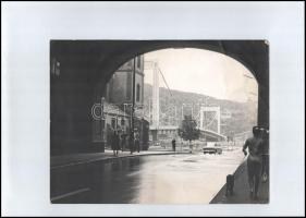cca 1960 Budapest, kilátás az Erzsébet hídra, jelzetlen fotó, szakadásokkal, 22,5×29,5 cm